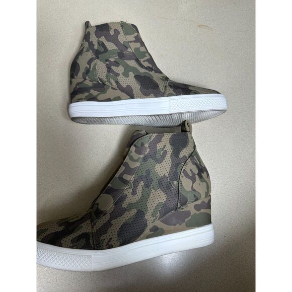 Ccocci Wedge Perforated Faux Suede Camo Sneakers Side Zip "Zoey" Size 8 - Picture 4 of 6